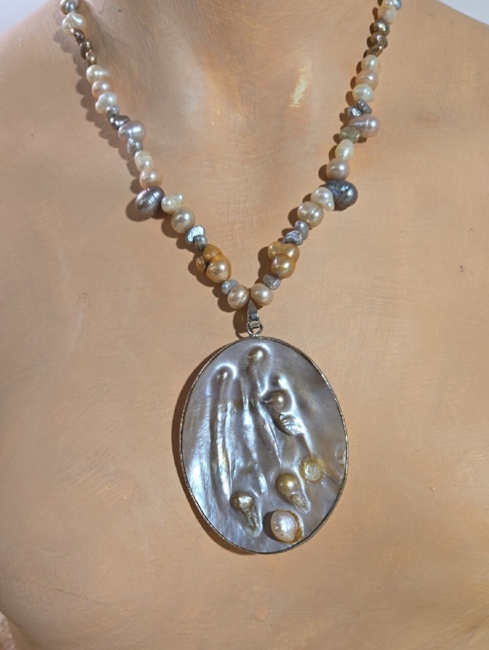 Freshwater Pearl Necklace with Mother-of-Pearl Pendant - Multicolor - Picture 3 of 6